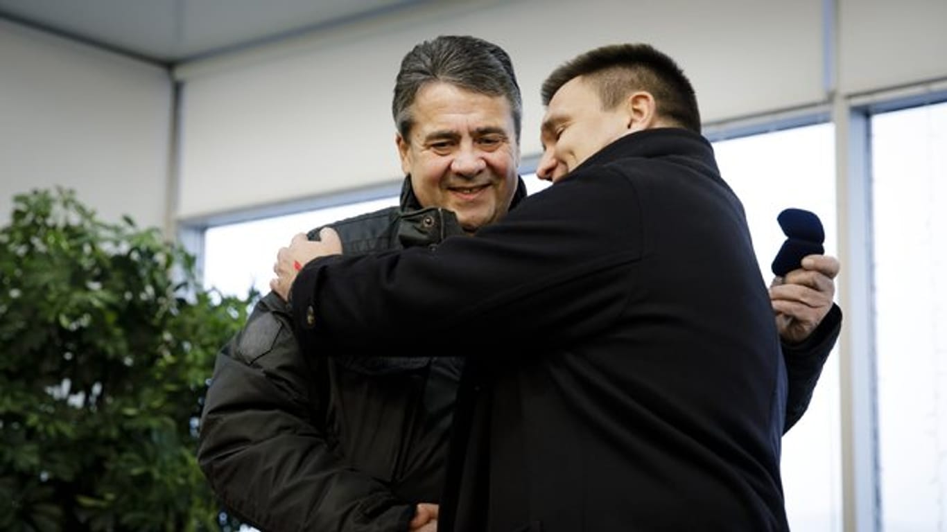 Bundesaußenminister Sigmar Gabriel und sein ukrainischer Amtskollege Pawlo Klimkin auf dem Flughafen in Dnipro.