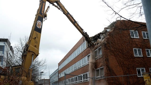 Ehemaliges Oststadt Krankenhaus in Hannover: Das Gebäude wurde nach seiner Schließung noch mehrere Jahre als Flüchtlingsunterkunft genutzt. Ehemaliges Oststadt Krankenhaus in Hannover: Das Gebäude wurde nach seiner Schließung noch mehrere Jahre als Flüchtlingsunterkunft genutzt.