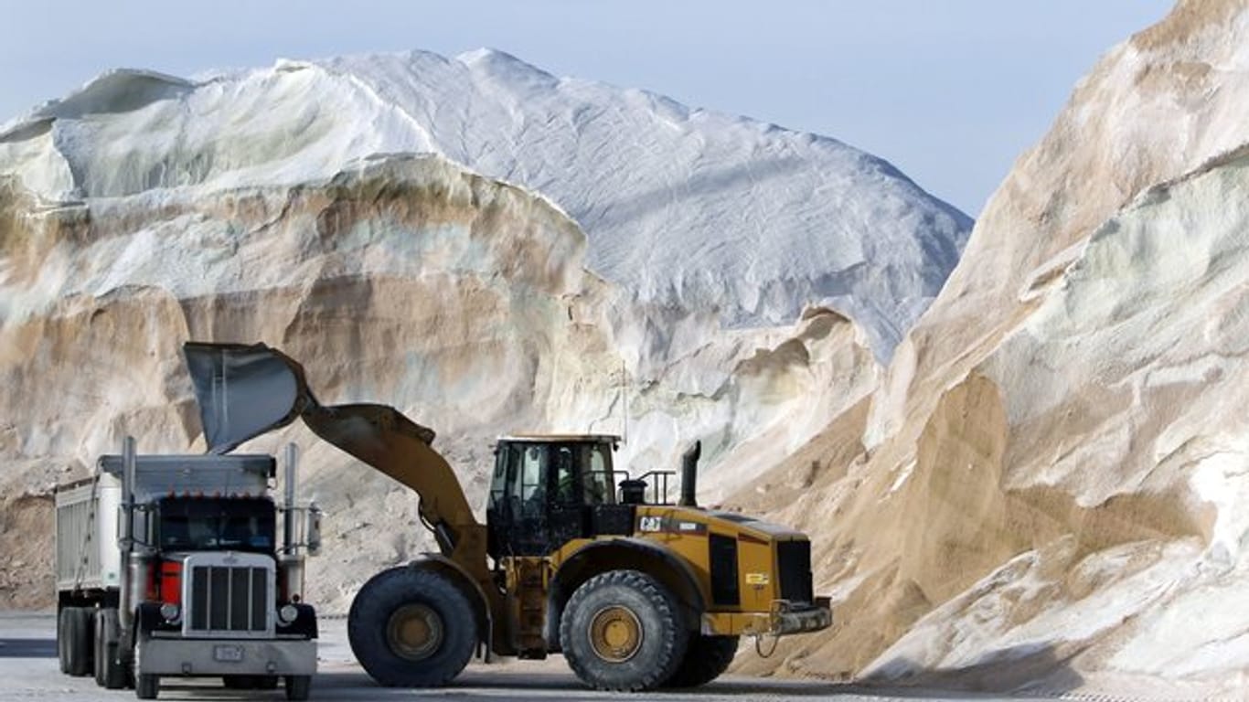 Streusalz wird in einem Salzlager bei Boston (USA) auf einen LKW geladen.