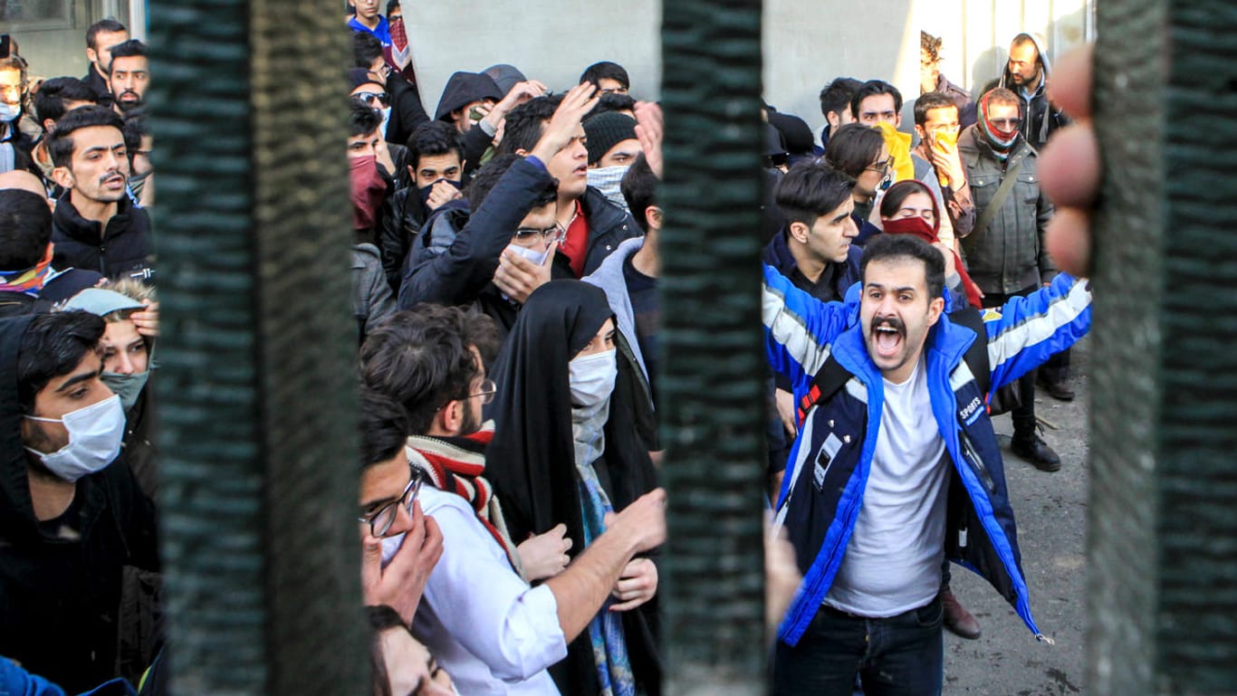 Regierungsgegner auf dem Gelände der Universität in Teheran am 30. Dezember: Der iranische UN-Botschafter sieht die USA hinter der Protestbewegung.