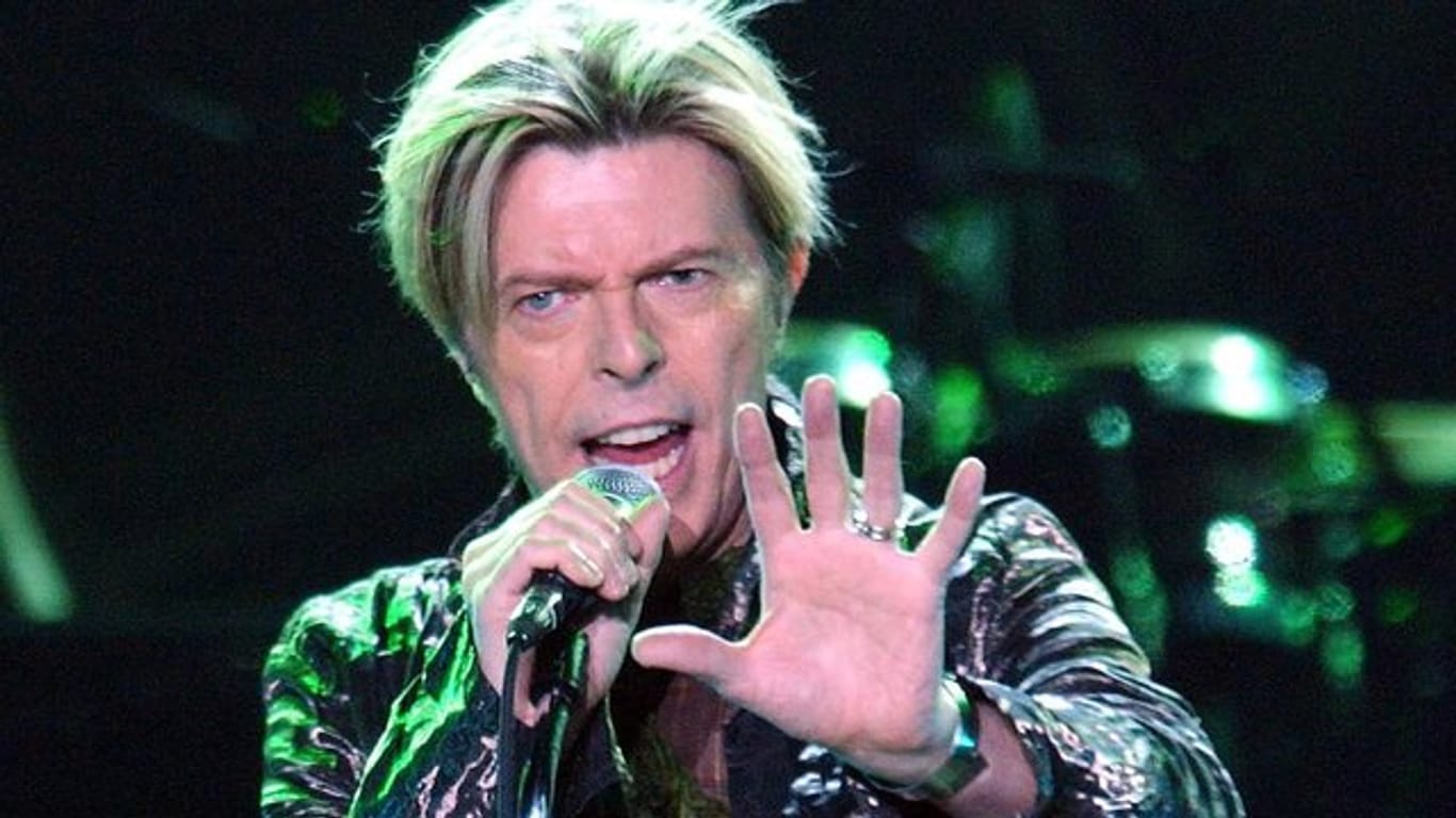 David Bowie 2003 in Hamburg auf der Bühne.