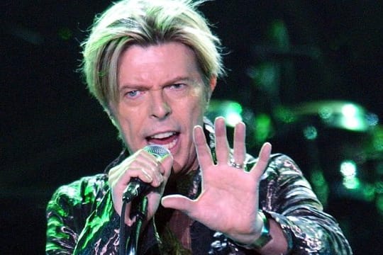 David Bowie 2003 in Hamburg auf der Bühne.