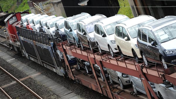 Autos auf einem Güterzug: 2017 wurden 2,7 Prozent mehr Autos zugelassen als ein Jahr zuvor.