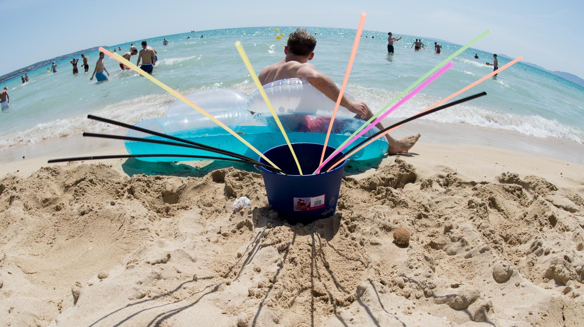 Mallorca: Ein Eimer voller Sangria am Strand von Arenal.