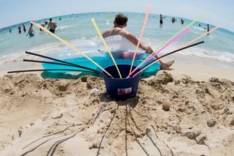 Mallorca: Ein Eimer voller Sangria am Strand von Arenal.