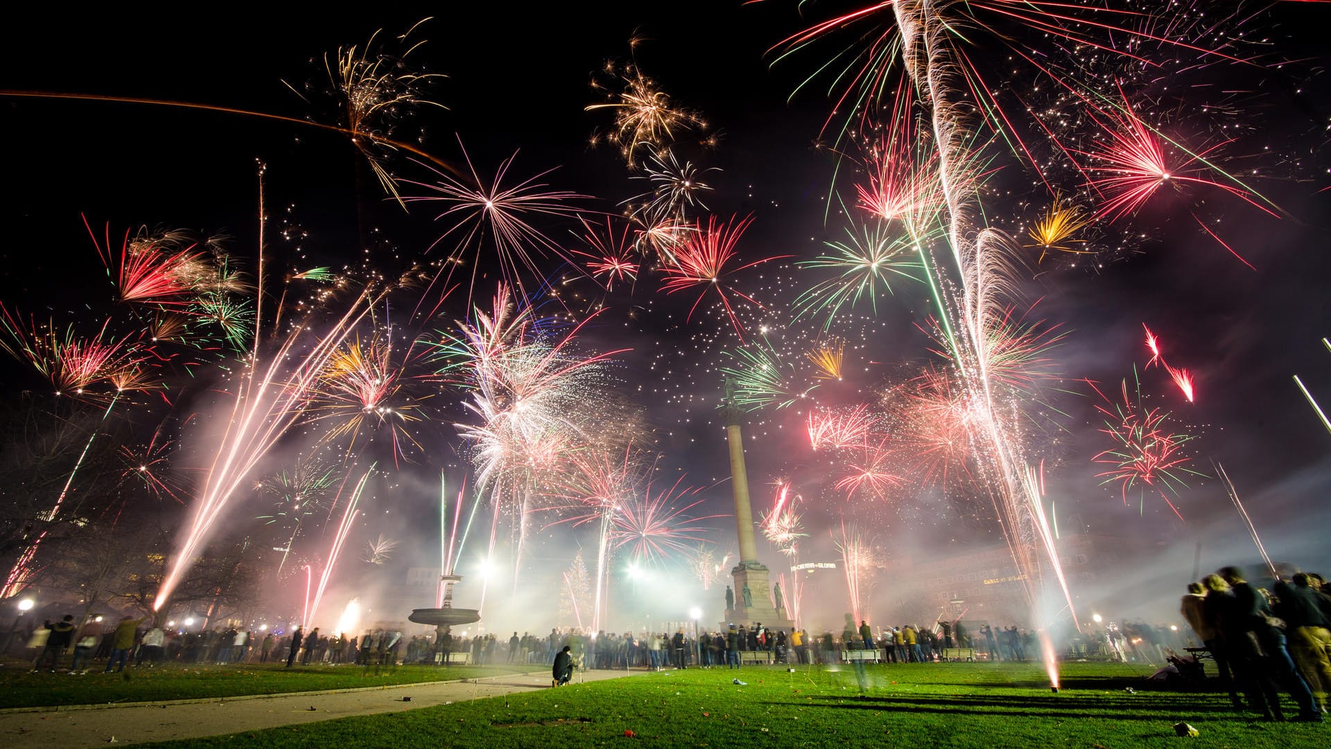 Feuerwerk in Stuttgart: Die Branche setzte um den Jahreswechsel etwa 137 Millionen Euro mit Raketen und Böllern um.