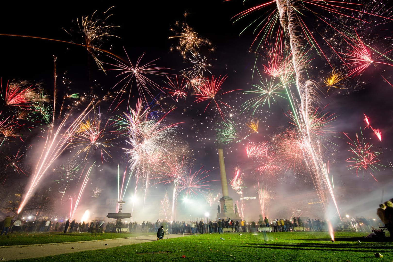 Feuerwerk in Stuttgart: Die Branche setzte um den Jahreswechsel etwa 137 Millionen Euro mit Raketen und Böllern um.