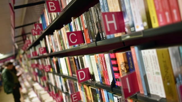 Immer weniger Menschen finden den Weg in den stationären Buchhandel.