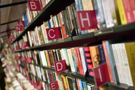 Immer weniger Menschen finden den Weg in den stationären Buchhandel.