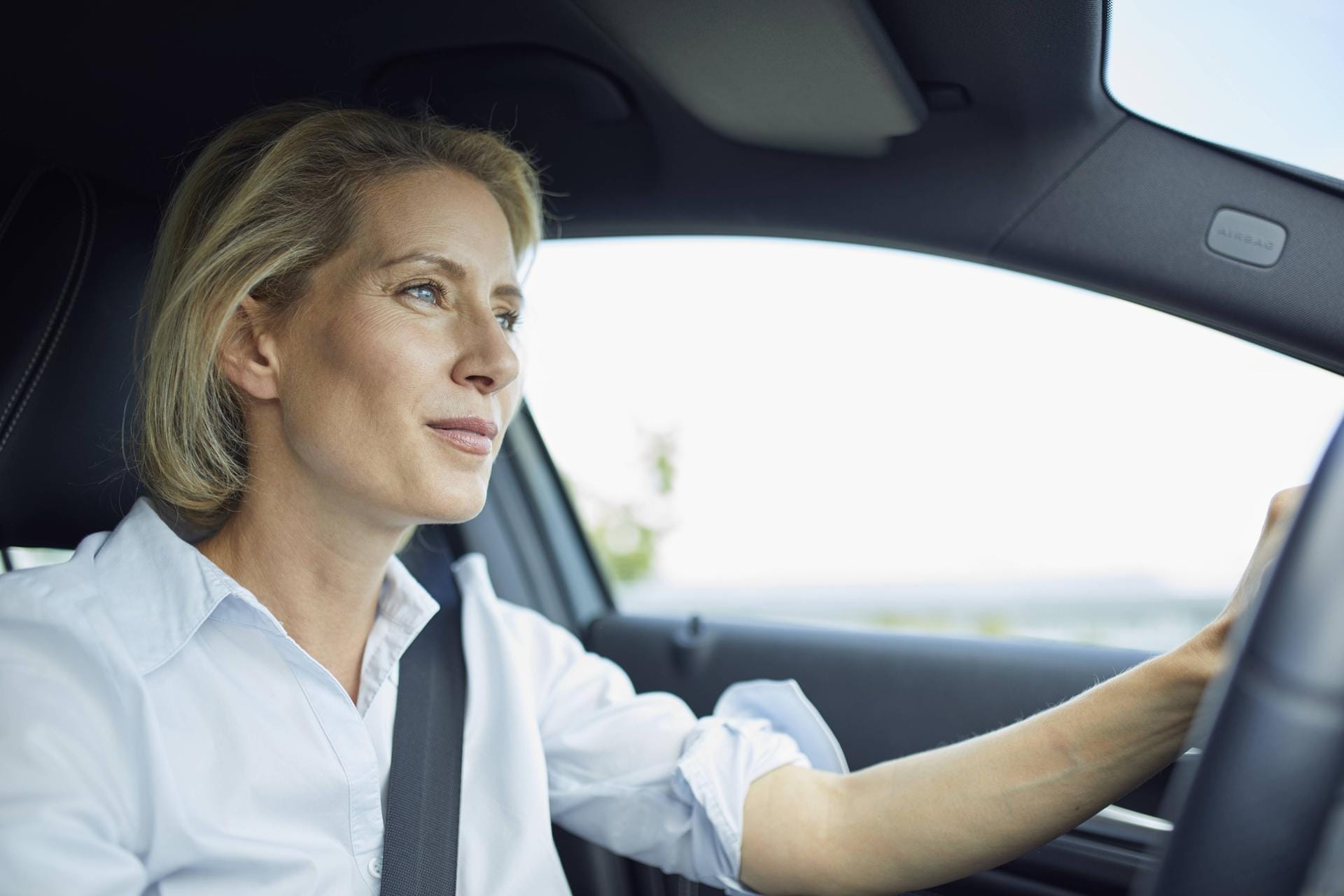 Fahrerin im Auto: Theoretischer Führerschein 2.0