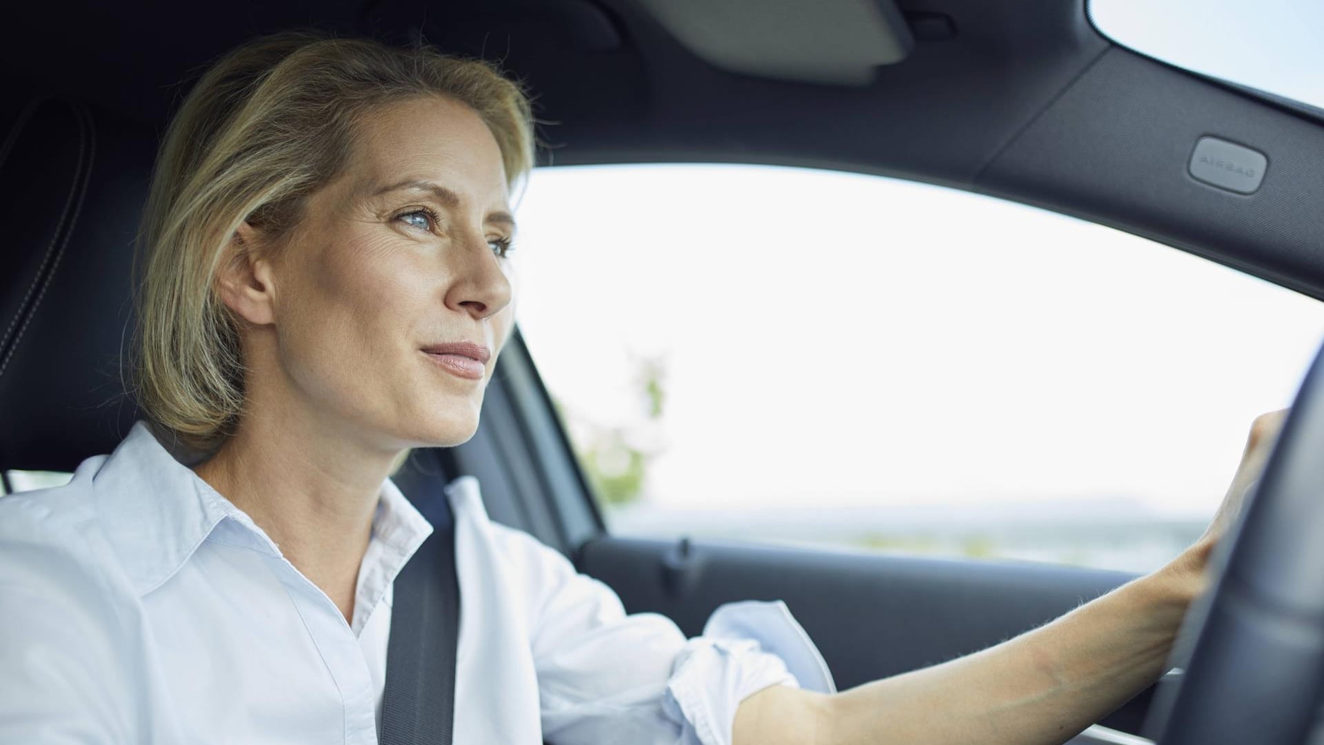 Fahrerin im Auto: Theoretischer Führerschein 2.0