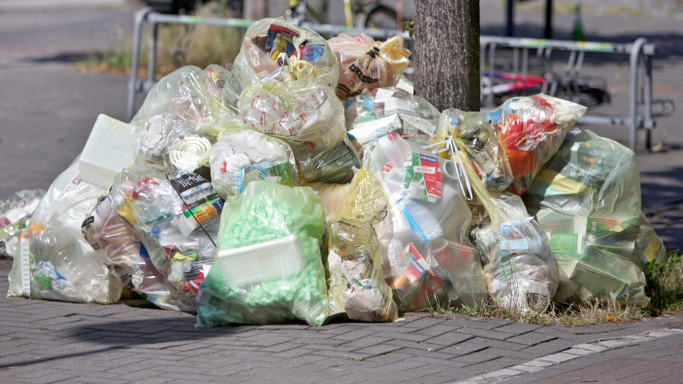 Zahlreiche Gelbe Säcke liegen in Nürnberg auf dem Gehweg: Deutschland exportierte 2016 über eine Millionen Tonnen Abfall.