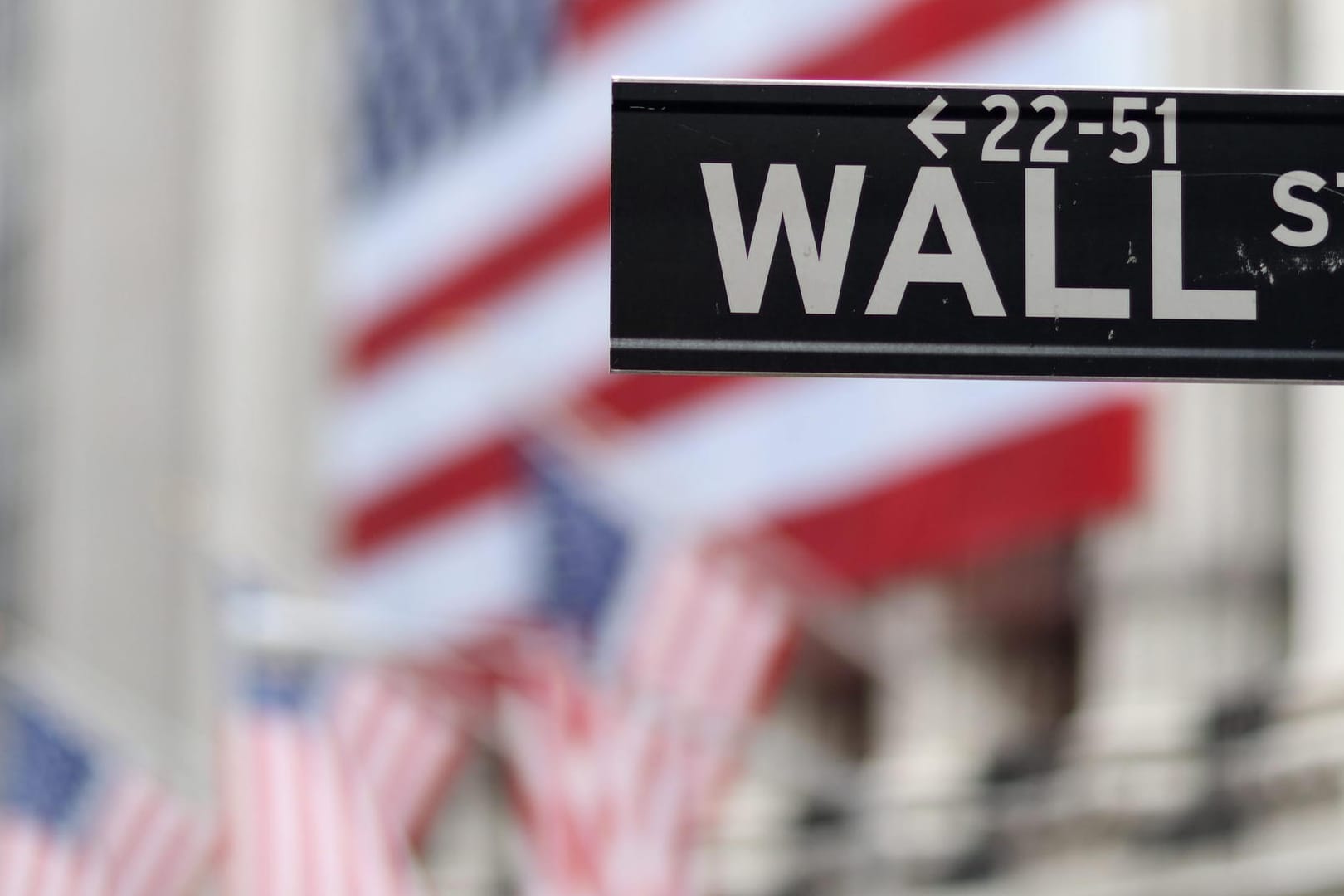 Blick auf die Börse in New York hinter einem Wall Street-Schild: Der Dow Jones ist dank weltweit guter Konjukturdaten im Aufwind. Blick auf die Börse in New York hinter einem Wall Street-Schild: Der Dow Jones ist dank weltweit guter Konjukturdaten im Aufwind.