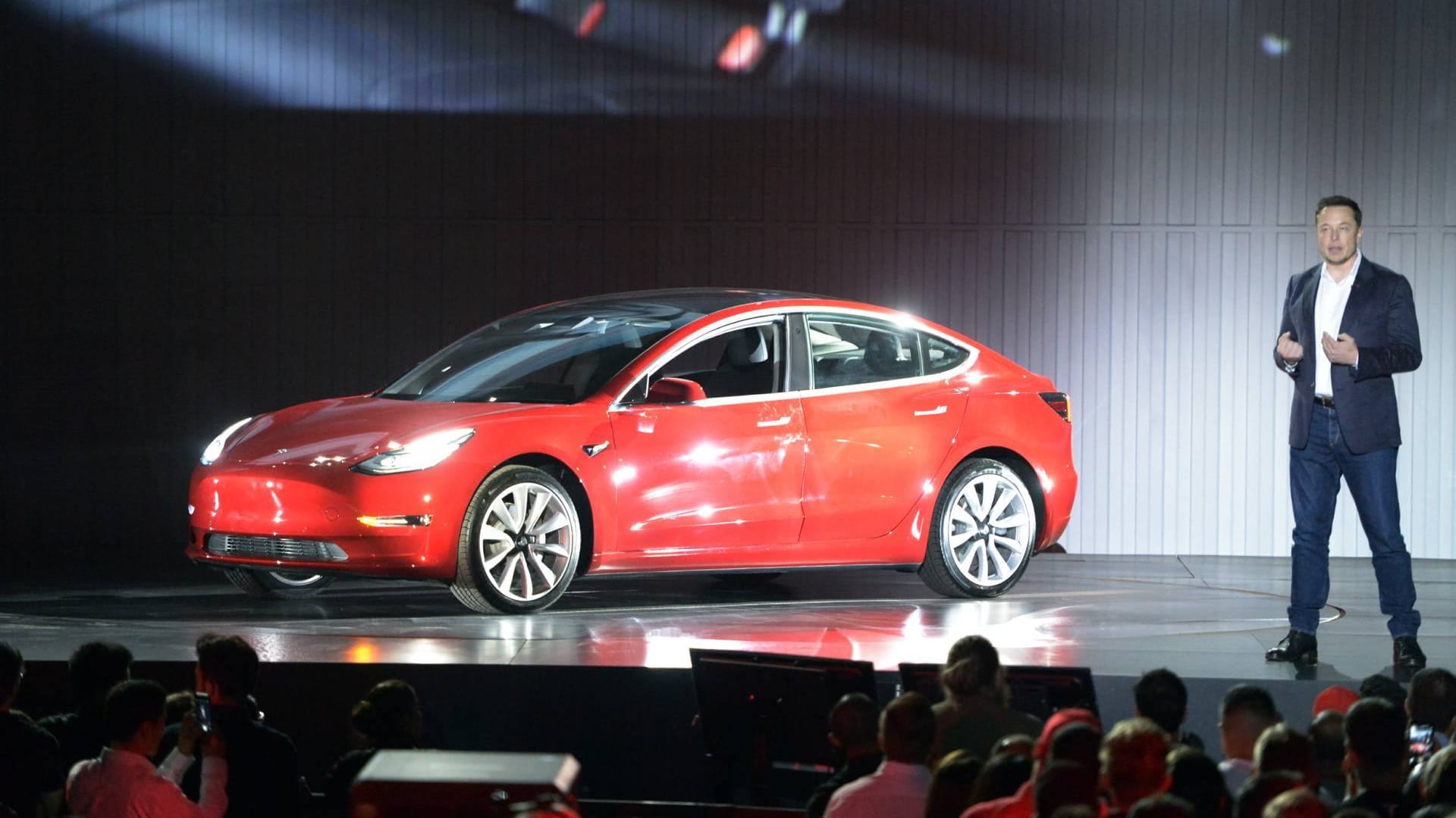 Tesla-Chef Elon Musk neben dem Model 3: Das Auto soll für den Durchbruch des Herstellers auf dem Massenmarkt sorgen. Tesla-Chef Elon Musk neben dem Model 3: Das Auto soll für den Durchbruch des Herstellers auf dem Massenmarkt sorgen.