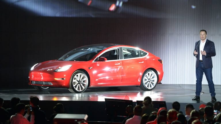 Tesla-Chef Elon Musk neben dem Model 3: Das Auto soll für den Durchbruch des Herstellers auf dem Massenmarkt sorgen.