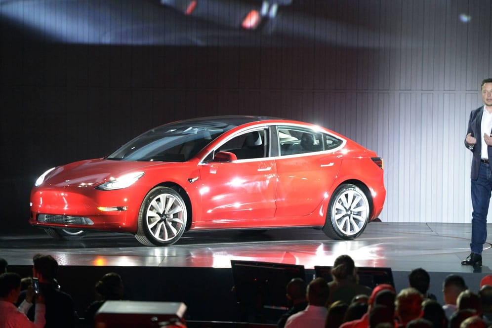 Tesla-Chef Elon Musk neben dem Model 3: Das Auto soll für den Durchbruch des Herstellers auf dem Massenmarkt sorgen.