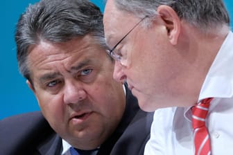 Sigmar Gabriel und Niedersachsens Ministerpräsident Stephan Weil: Die SPD hat angebliche Steuererhöhungspläne dementiert.