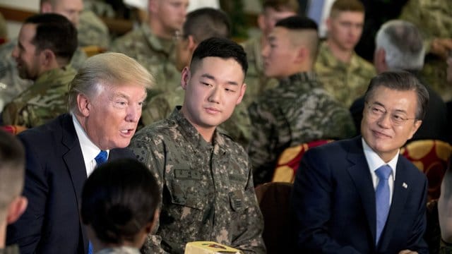 US-Präsident Donald Trump und Südkoreas Präsident Moon Jae In bei einem Treffen mit Soldaten im südkoreanischen Pyeongtaek. US-Präsident Donald Trump und Südkoreas Präsident Moon Jae In bei einem Treffen mit Soldaten im südkoreanischen Pyeongtaek.