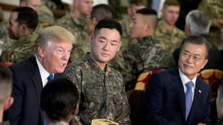 US-Präsident Donald Trump und Südkoreas Präsident Moon Jae In bei einem Treffen mit Soldaten im südkoreanischen Pyeongtaek.