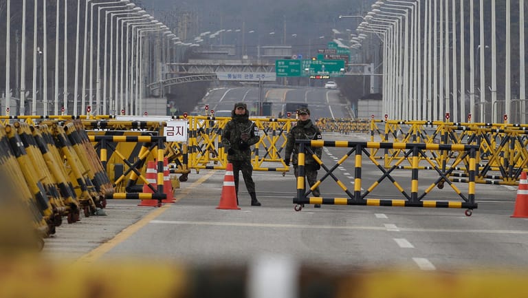 Südkoreanische Soldaten an einer Grenzstraße in Richtung Norden: Besteht Hoffnung auf Entspannung im Atomkonflikt?