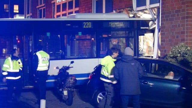 Die Busfahrerin, zwei Fahrgäste und ein Insasse eines Autos wurden verletzt.