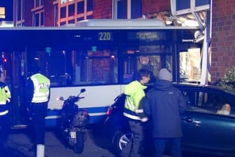 Die Busfahrerin, zwei Fahrgäste und ein Insasse eines Autos wurden verletzt.