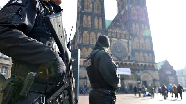 Polizisten patrouillieren im Februar 2015 in der Innenstadt von Bremen. Polizisten patrouillieren im Februar 2015 in der Innenstadt von Bremen.