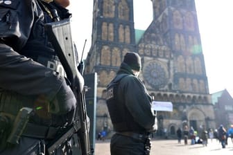 Polizisten patrouillieren im Februar 2015 in der Innenstadt von Bremen.