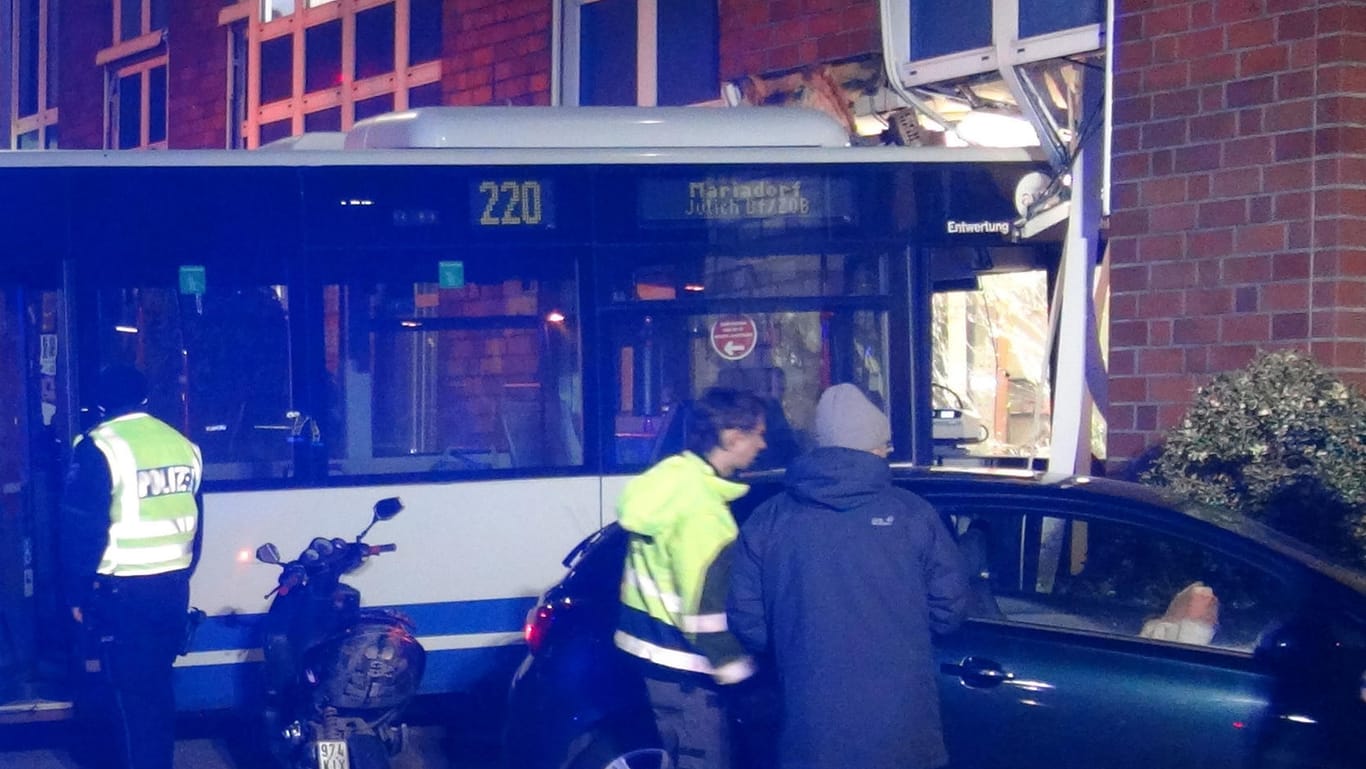 Ein Linienbus ist in Alsdorf in ein Gebäude mit einer Bankfiliale geraten.