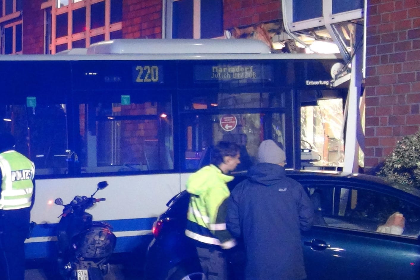 Ein Linienbus ist in Alsdorf in ein Gebäude mit einer Bankfiliale geraten.