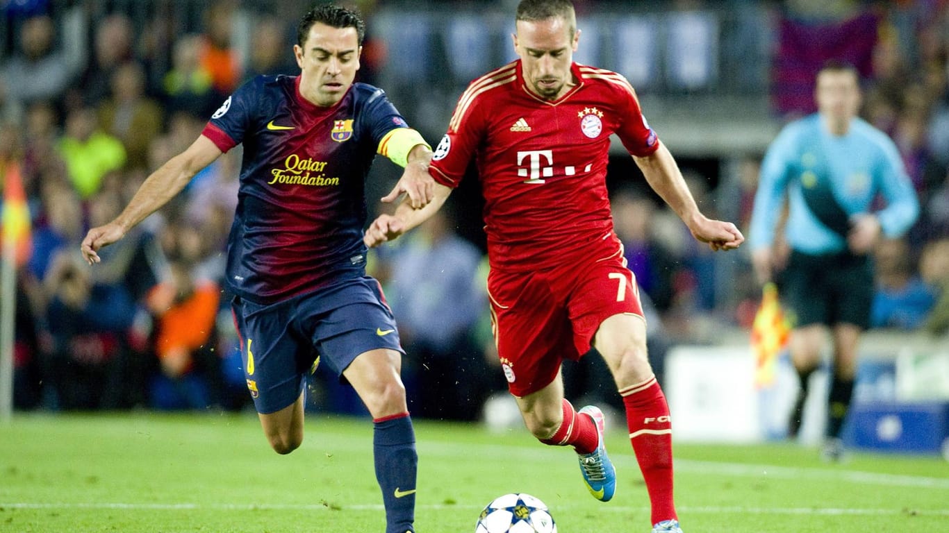 Früher Gegner, bald Teamkollegen? Xavi (l.) 2013 im Zweikampf mit Franck Ribéry.