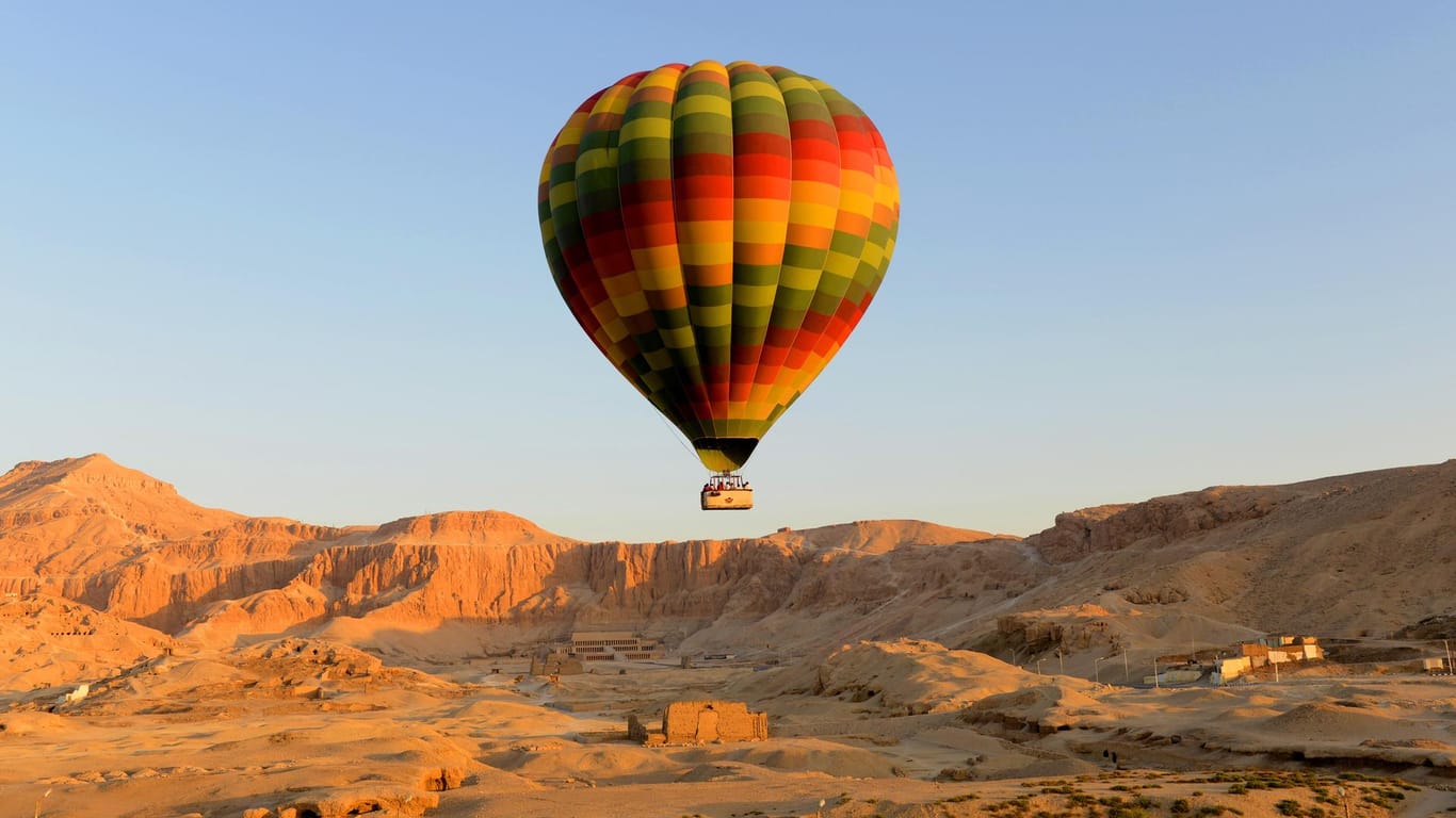Ein Heißluftballon über dem Totentempel der Hatschepsut in Luxor: In Ägypten sind immer wieder Menschen bei Ballon-Abstürzen ums Leben gekommen (Archivfoto).