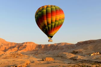Ein Heißluftballon über dem Totentempel der Hatschepsut in Luxor: In Ägypten sind immer wieder Menschen bei Ballon-Abstürzen ums Leben gekommen (Archivfoto).