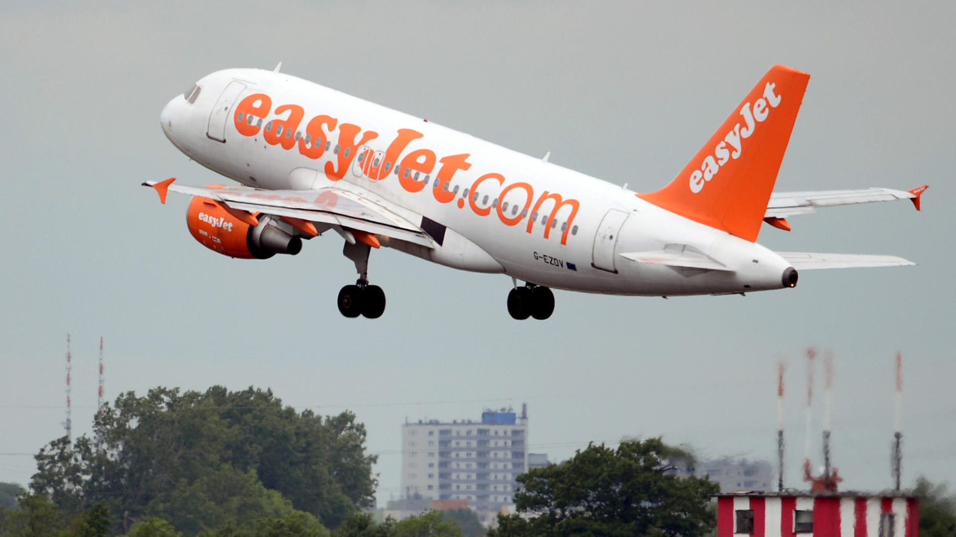 Ein Flugzeug der britischen Fluggesellschaft Easyjet startet in Berlin-Schönefeld: Ab Januar 2018 fliegt die britische Airline auch innerdeutsche Ziele ab Berlin Tegel an.