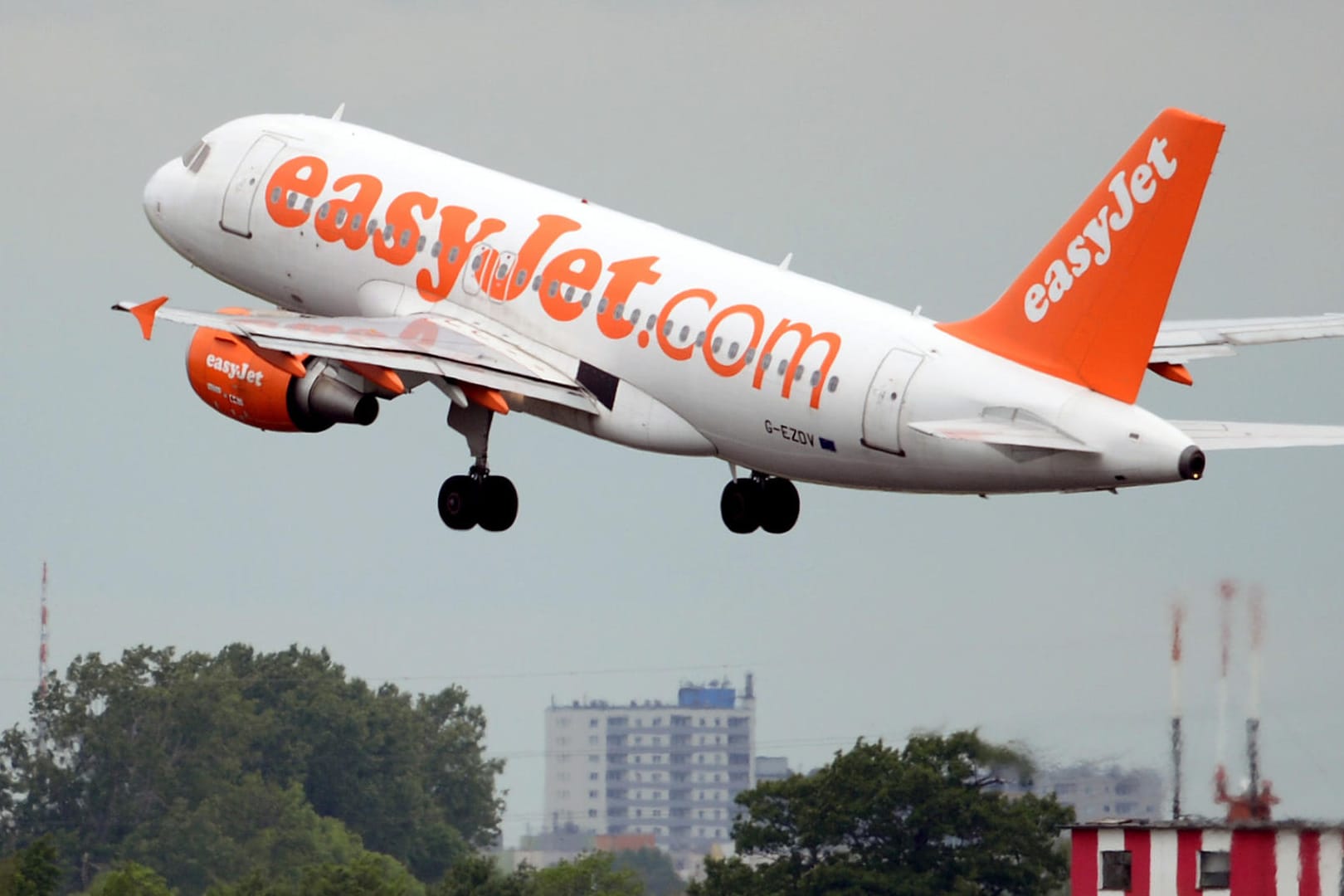 Ein Flugzeug der britischen Fluggesellschaft Easyjet startet in Berlin-Schönefeld: Ab Januar 2018 fliegt die britische Airline auch innerdeutsche Ziele ab Berlin Tegel an.