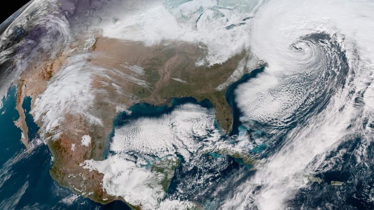 Ein Wintersturm über dem Nordosten der USA: Der "Bomben-Zyklon" hat eisige Polarluft im Gefolge.
