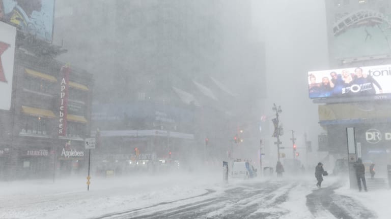 Fußgänger in New York versuchen sich einen Weg durch den Schnee zu bahnen.
