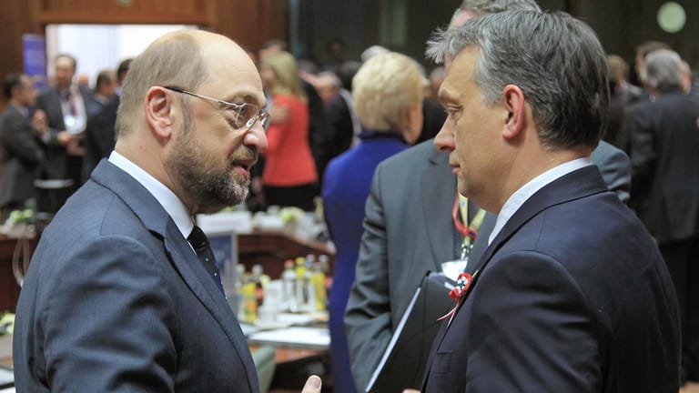 Martin Schulz (l.) spricht 2013 mit Ungarns Ministerpräsidenten Viktor Orban: In der Flüchtlingsfrage gerieten beide Politiker immer wieder heftig aneinander.