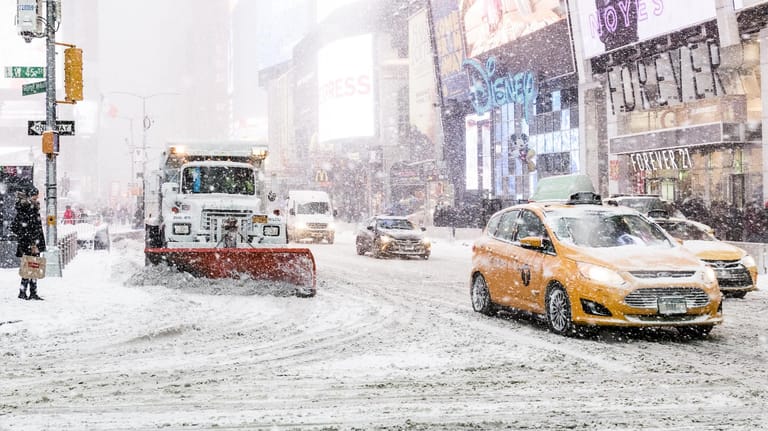 Ein Schneepflug räumt am Donnerstag (Ortszeit) am Times Square in New York.