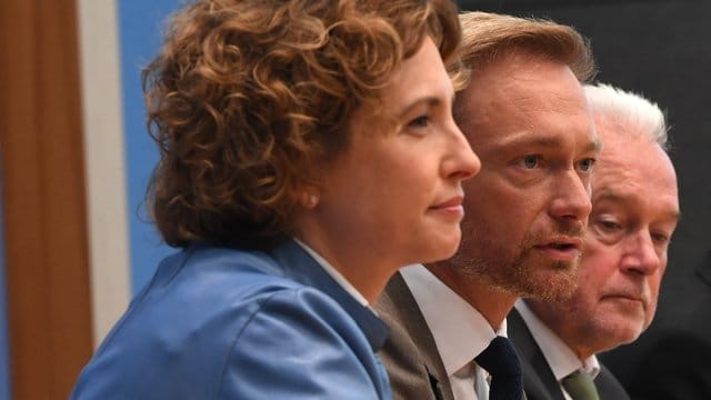 Im neuen ARD-"Deutschlandtrend" kommt die FDP auf 9 Prozent - und fühlt sich in ihrem politischen Kurs bestätigt. Im neuen ARD-"Deutschlandtrend" kommt die FDP auf 9 Prozent - und fühlt sich in ihrem politischen Kurs bestätigt.