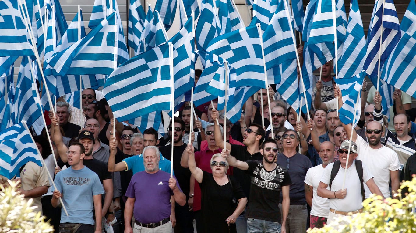 Anhänger der griechischen Nenoazi-Partei Goldene Morgenröte