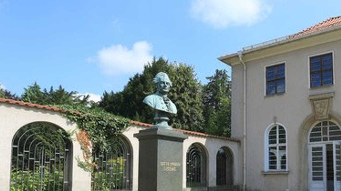 Lessing-Denkmal in der Frankfurter Obermainanlage (Archivbild): Vor kurzem wurde die Büste umbenannt.