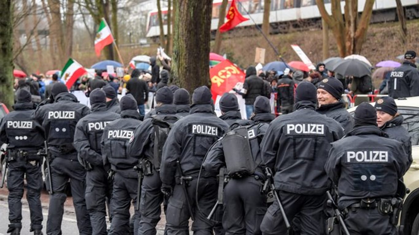 Demonstrationen - wie hier vor dem iranischen Konsulat in Hamburg - binden regelmäßig viele Polizeikräfte.