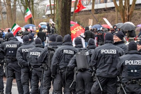 Demonstrationen - wie hier vor dem iranischen Konsulat in Hamburg - binden regelmäßig viele Polizeikräfte.