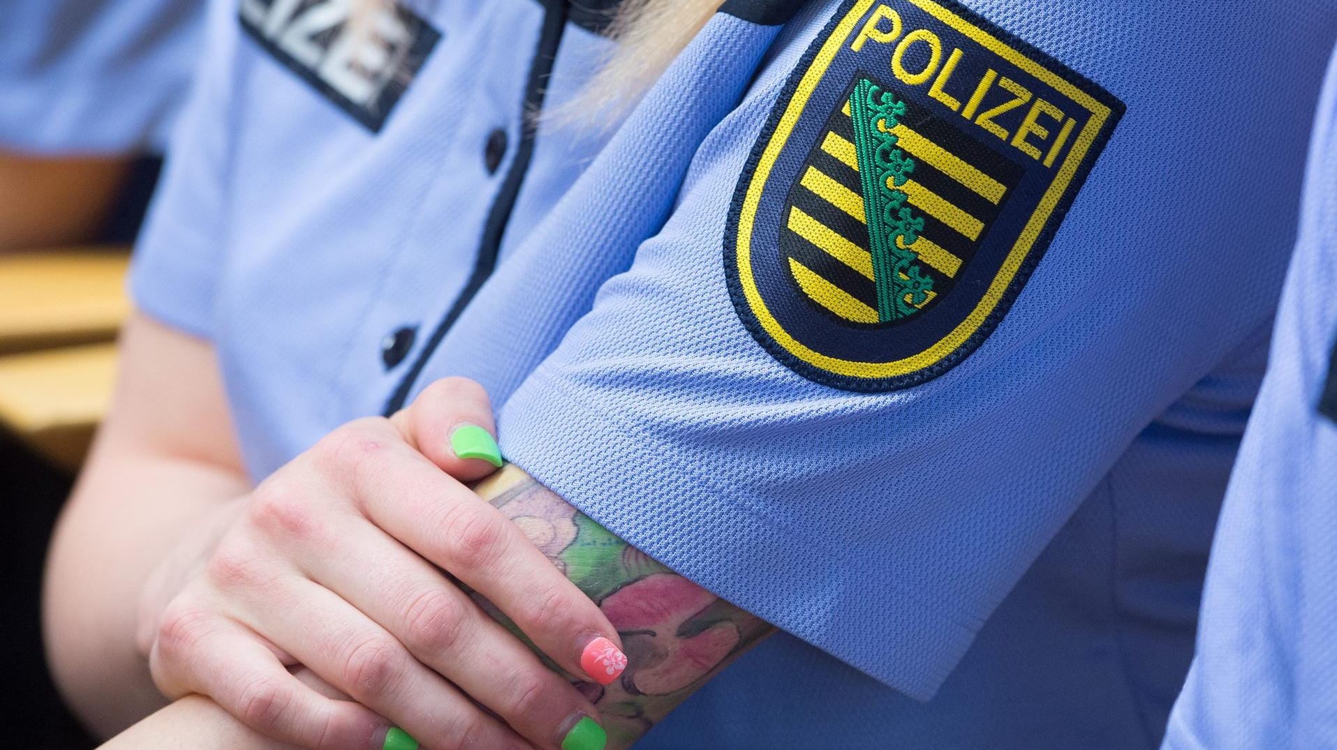 Tätowierte Polizistin: In Berlin müssen Polizistinnen ihre Tattoos nicht mehr verstecken. Tätowierte Polizistin: In Berlin müssen Polizistinnen ihre Tattoos nicht mehr verstecken.