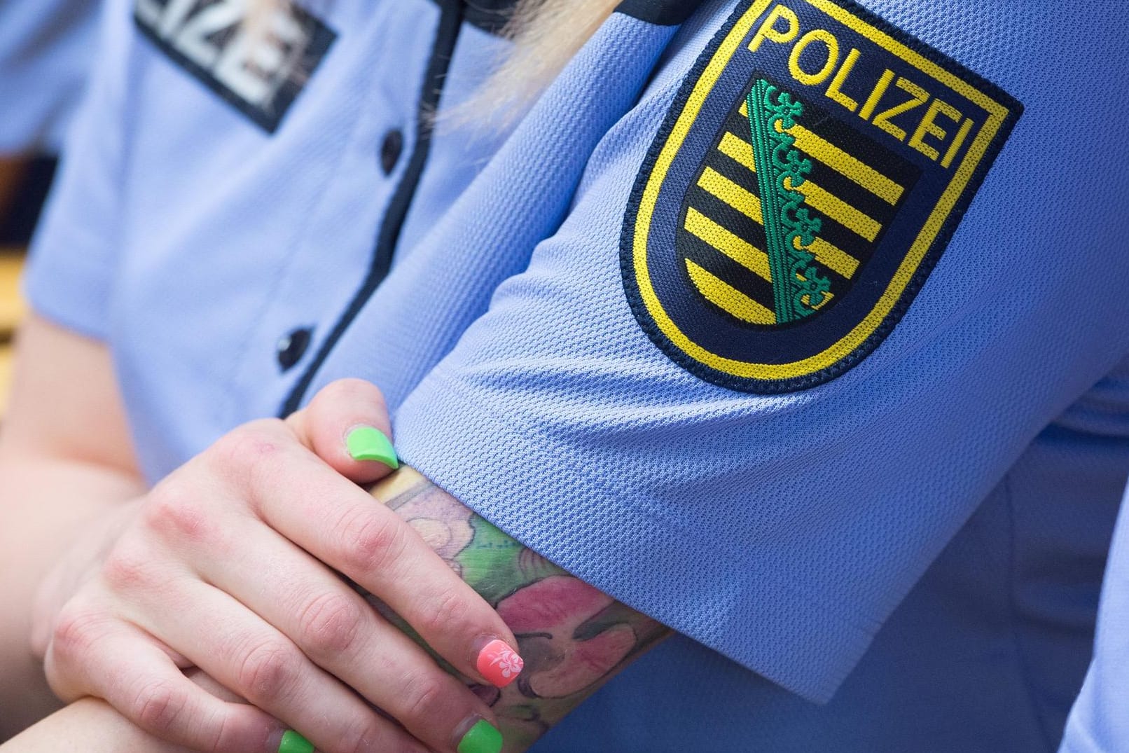 Tätowierte Polizistin: In Berlin müssen Polizistinnen ihre Tattoos nicht mehr verstecken.