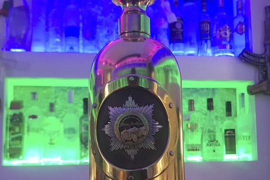 Diese Wodka-Flasche hat einen Wert von 1,3 Millionen Dollar (rund eine Million Euro).