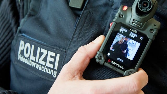 Zunächst werden Einheiten der Bundespolizei in Berlin und anschließend nach und nach bundesweit mit Bodycams ausgerüstet. Zunächst werden Einheiten der Bundespolizei in Berlin und anschließend nach und nach bundesweit mit Bodycams ausgerüstet.