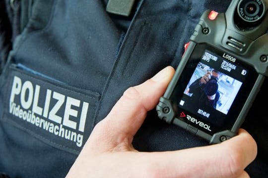 Zunächst werden Einheiten der Bundespolizei in Berlin und anschließend nach und nach bundesweit mit Bodycams ausgerüstet.
