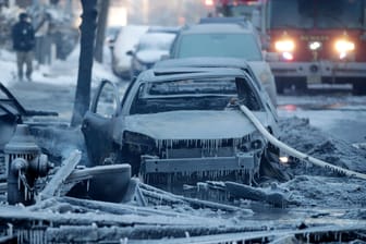 Ein ausgebranntes Auto in Newark (New Jersey): Wegen der Kälte in den USA gefriert das Löschwasser der Feuerwehr.